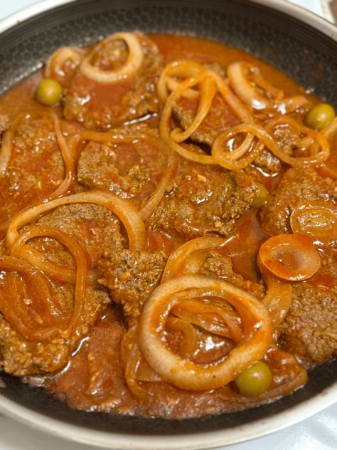 Bistec Encebollado (Puerto Rican Steak and Onions) - Made with Sazón Bistec Puerto Rican, Puerto Rican Healthy Recipes, Spanish Cube Steak Recipes, Puerto Rican Bistec Recipes, Spanish Style Steak, Spanish Steak And Onions, Puerto Rican Bistec Encebollado, Spanish Soup Puerto Rico, Escabeche Recipe Puerto Rico