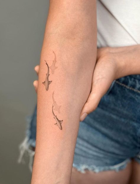 Ocean Tattoos Dolphin, Shark And Fish Tattoo, Cool Tattoo Styles, Shark Fin Tattoo Minimalist, Spine Tattoos Shark, Shark Aesthetic Tattoo, Sea Creature Tattoos For Women, Shark On Back Tattoo, Simplistic Shark Tattoo