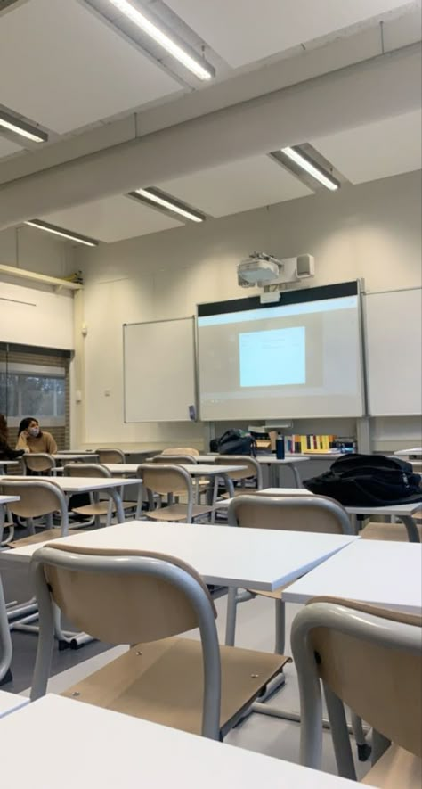 Class Aesthetic School, Classroom Snap, School Aesthetic Classroom, School Classroom Aesthetic, Class Snap, F And A Letters Love, Photo Classe, Boarding School Life, University Students Life