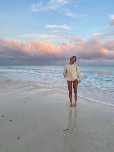 Pink Skies Lany, Beach Vacation Pictures, Vegan Body, Beach Instagram Pictures, Pink Skies, Dry Flaky Skin, Summer Poses, Summer Picture Poses, Shotting Photo