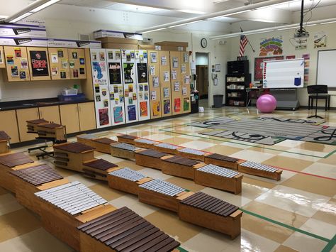 A view from the back of the room to the front Elementary Music Room Decor, Elementary Music Classroom Setup, Modern Elementary School, Music Classroom Design, Music Room Display, Music Room School, High School Music Classroom, School Music Room, Kids Music Room