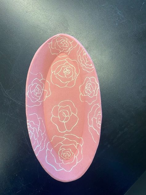 Acrylic Art Projects, Mexican Ceramics, Clay Vase, Pink Ceramic, Ceramics Projects, Sgraffito, Ceramic Flowers, Pottery Painting, Ceramic Painting