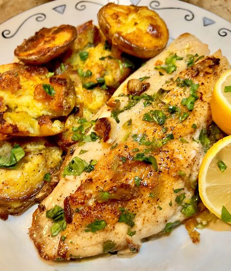 RED SNAPPER IN LEMON AND WINE SAUCE WITH SMASHED POTATOES Red Snapper Meal Ideas, Mexican Red Snapper Recipes, Best Snapper Fish Recipes, Best Red Snapper Recipes, Stuffed Snapper Recipes, Snapper Fish Recipes Baked, Baked Red Snapper Filet, Stuffed Red Snapper Recipes, Baked Snapper Recipes