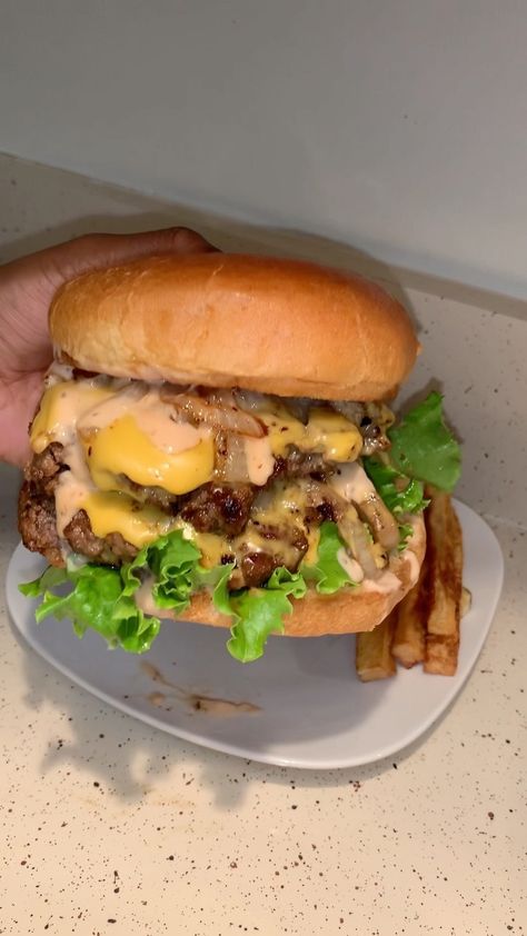 enticingcuisines_ on Instagram: Double cheeseburgers are for Saturday nights🔥🔥 Yes I put barbecue sauce & EXTRA onions in my burgers😋 #enticingcuisines #foodie #burgers… Double Cheeseburgers, Homemade Burger, Onion Burger, Food Burger, Double Cheeseburger, Night Food, Food Crush, Food Babe, Food Therapy