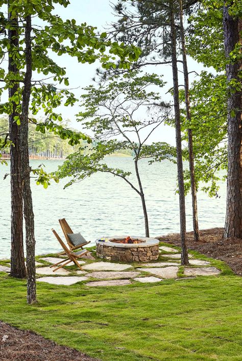 Lake Landscaping, Backyard Seating Area, Outdoor Fire Pit Designs, Stone Fire Pit, Backyard Seating, Haus Am See, Desain Lanskap, Fire Pit Designs, Lake Living