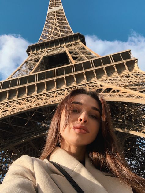 Eiffel Tower Selfie Ideas, Eiffel Tower Selfie, Paris Selfie, London Pictures, Paris Photography, Insta Feed, Photoshoot Inspiration, Pic Ideas, Photo Inspiration