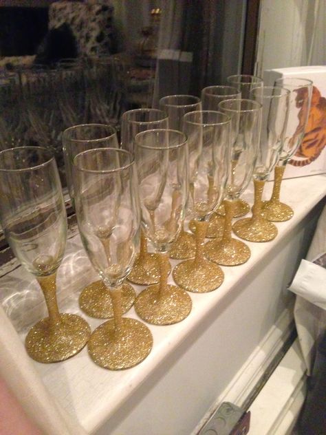 Cupcakes & Couture: DIY Glitter Champagne Glasses http://www.cupcakesncouture.com/2014/02/diy-glitter-champagne-glasses.html Glitter Champagne Glasses, Divorce Celebration, Glitter Spray Paint, Glamour Party, Glitter Champagne, Girls Night Party, Champagne Party, Diy Glitter, Glitter Decor