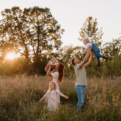 First time taking family photos on the new property!🌾And as you can see it’s truly magical at golden hour😍 What even is bedtime?!😜 Oregon… | Instagram Roloff Family, Audrey Roloff, Family Photo Pose, Family Of Five, Family Property, New Property, Family Photo, Greys Anatomy, Golden Hour