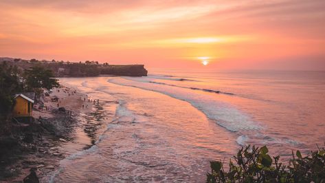 Balangan beach in Uluwatu is one of the beautiful beaches in Bali. You can surf, relax and watch a beautiful sunset from this beach. Read in this blog post everything you need to know about Balangan Beach Bali #blogpost #traveltips #balangan #beach #uluwatu #bali #travelblog #beaches Wallpaper Bali, Best Places In Bali, Relaxing Things To Do, Bali Holiday, Bali Sunset, Big Surf, Uluwatu Bali, Kuta Beach, Bali Holidays