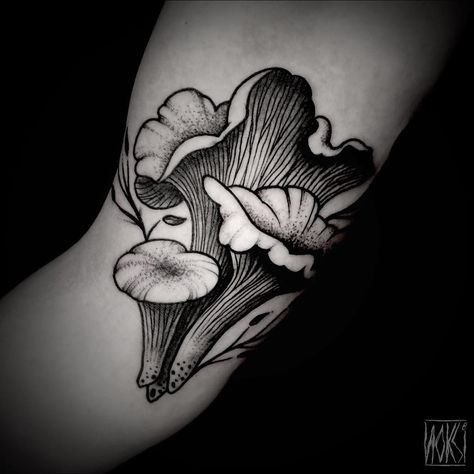 Noksi Tattoo — Chanterelle mushrooms for Sarah from Washington... Mushroom Tattoo Ideas, Chanterelle Mushrooms, Mushroom Tattoo, Food Tattoos, Beginner Tattoos, Kunst Tattoos, Mushroom Tattoos, Handpoke Tattoo, Facial Tattoos