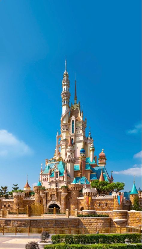 Disney Hong Kong, Disneyland Guide, Princess Adventure, Disneyland Castle, Travel Through Europe, Disney Background, Hong Kong Disneyland, Disney Aesthetic, Disney Castle