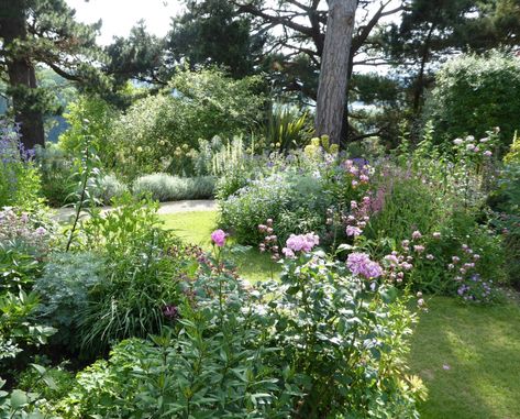 10 Garden Ideas to Steal from the Cotswolds - Gardenista Perennial Borders, Romantic Gardens, Meadow Garden, Pallet Garden, Romantic Garden, The Cotswolds, Garden Borders, Garden Cottage, Shade Garden