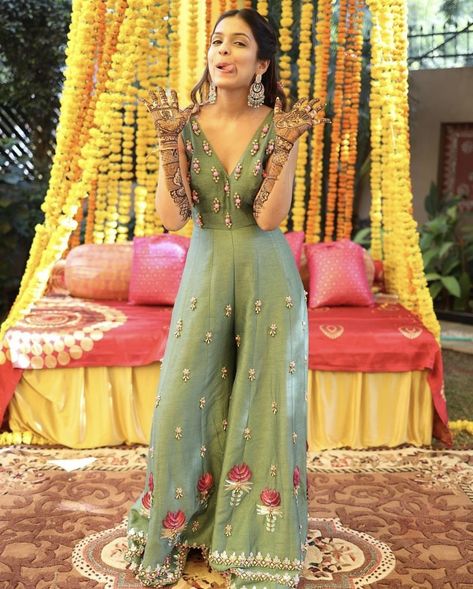 Mehndi Clothes For Bride, Haldi Ceremony Outfit Jumpsuit, Mehendi Kurti Outfit, Mehendi Outfit Inspo For Bride, Bride Mehendi Outfit Ideas, Mehndi Outfits For Bridesmaid, Wedding Outfit Women Indian, Gurudwara Wedding Outfits For Guests, Jumpsuit Traditional Indian