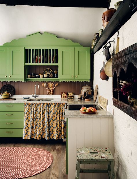 A 16th-century Herefordshire cottage filled with collected treasures | House & Garden Stylish Kitchen Ideas, Cottage Interior Design, Cotswolds Cottage, English Country Cottage, Cottage Interior, Cottage Interiors, Tiny Bedroom, Selling Furniture, Stylish Kitchen