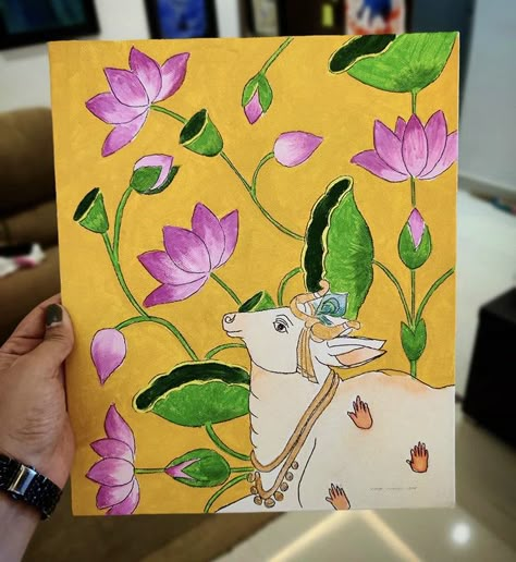 Pichwai Paintings Canvas, Simple Pichwai Painting, Pichwai Drawing, Small Square Canvas Painting Ideas, Painting To Gift, Pichwai Art Paintings, Chrysanthemum Watercolor, Cow Paintings On Canvas, Thanjavur Painting