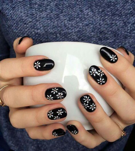 Black And Daisy Nails, Dark Spring Nails Short, Gel Nail Art Designs Black And White, Short Gel Nails Black Design, Short Black Nails With Flowers, Dark Floral Nail Designs, Black And White Nails With Flowers, Dark Nails With Flowers, Black Nails With Daisy