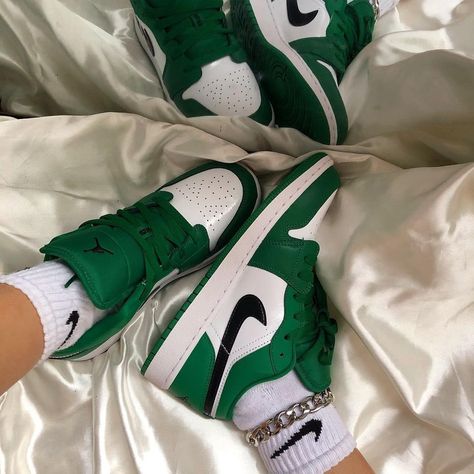 SneakCorner on Instagram: “Pine green” Jordan 1 Low Pine Green, Nike Jordans Women, Sneakers Air Force, Nike Air Jordan Shoes, Jordan Sneaker, Nike Fashion Shoes, Jordan Shoes Girls, Shoes Sneakers Jordans, Nike Shoes Jordans