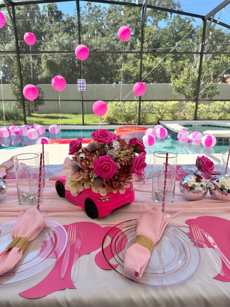 Barbie Team Party, Diy Graduation Party Decor, College Graduation Party Ideas, Barbie Twins, Barbie Centerpieces, Grad Decor, Barbie Pool Party, College Graduation Party, Pink Graduation