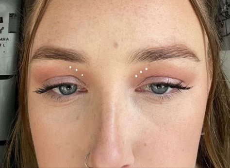 Eye Makeup White Dots, Four White Dots Makeup, Makeup Dots Eye, Eyeliner Dots Style, Makeup With White Dots, Pearl Makeup Simple, White Eyeliner Pencil Looks, White Dot Makeup Eyes, Brown And White Eyeliner