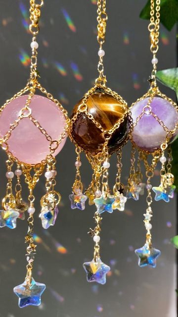 Crystal Bead Crafts Ideas, Crystal Projects Diy, Homemade Suncatchers, Crystal Crafts Diy, Beaded Suncatcher Diy, Aura Decor, Making Suncatchers, Hanging Crystals Diy, Diy Crystal Jewelry