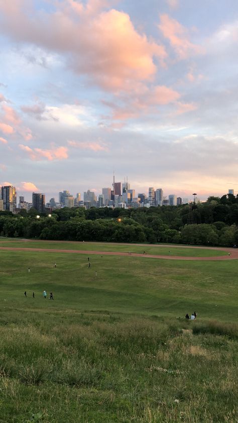 View of a skyline during sunset Toronto Aesthetic, Toronto Skyline, Toronto City, Toronto Travel, Nashville Trip, Sunset City, Skyline View, Summer Sunshine, Nyc Life