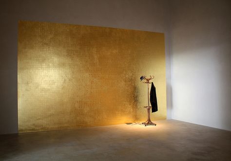 Gold Wall by i-Fe01, via Flickr loch wants gold walls for birthday party Gold Living Room Walls, Gold Painted Walls, Wall Painting Living Room, Gold Living, Peter Zumthor, Golden Wall, Gold Living Room, Dream Wall, Gold Interior