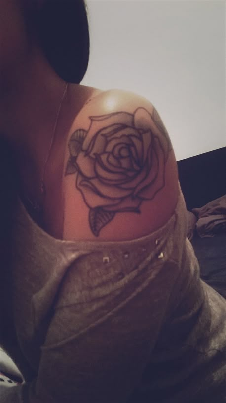 #rose #tattoo Rose Tattoo Shoulder Woman, Rose On Shoulder Tattoo For Women, Chest Tattoo Female Rose, Big Rose Tattoo, Arm Tattoo Flower, Rose Tattoo Shoulder, Rose Tattoo On Shoulder, Rose Tats, Cute Simple Tattoos