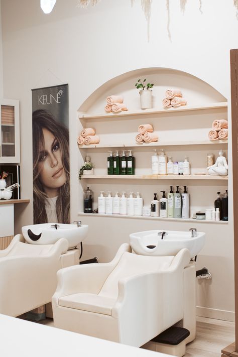 Salon Break Room Ideas, Hair Salon Reception Area, Salon Spa Interior Design, Salon Retail Display Ideas, Hair Salon Interior Design Ideas, Salon Decor Studio, Beauty Bar Salon, Hair Salon Interior Design, Home Hair Salons