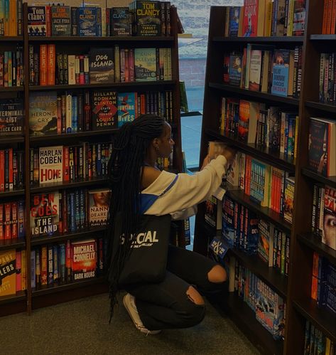 Books Aesthetic Black Woman, Black Librarian Aesthetic, Black Reading Aesthetic, Study Aesthetic Black Women, Reading Aesthetic Black Women, College Aesthetic Black Women, Library Pics Photo Ideas, Black Women Reading, Earthy Aesthetic