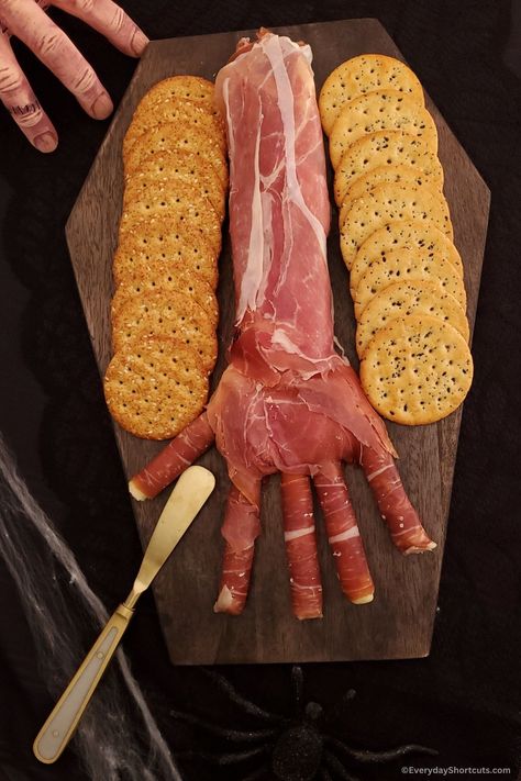 Creepy Halloween Hand Appetizer - Everyday Shortcuts Creepy Halloween Food, Halloween Charcuterie, Halloween Party Appetizers, Halloween Buffet, Halloween Food Appetizers, Spooky Snacks, Decorações Com Comidas, Spooky Food, Halloween Party Snacks