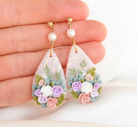 Unique Clay Earring Designs, Clay Earrings Wedding, Clay Earring Designs, Sculpted Flowers, Earrings For Mom, Translucent Polymer Clay, Polymer Clay Kunst, Jewelry For Mom, Polymer Clay Flower Jewelry