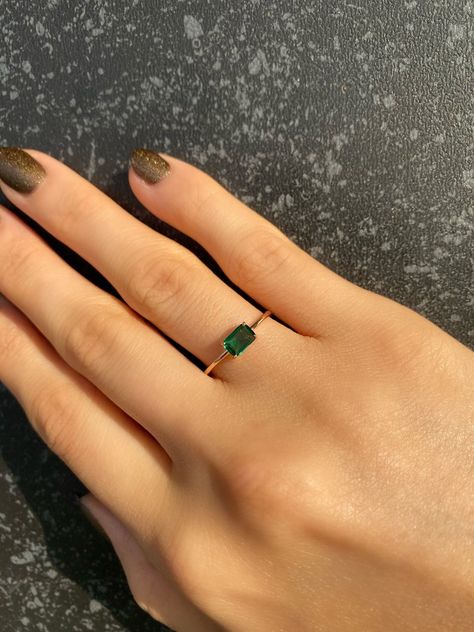 Emerald Ring Simple, Rose Gold Emerald Ring, Gold Initial Ring, Emerald Ring Vintage, Ring Minimal, May Birthstone Rings, Dainty Engagement Rings, Timeless Ring, Emerald Ring Gold