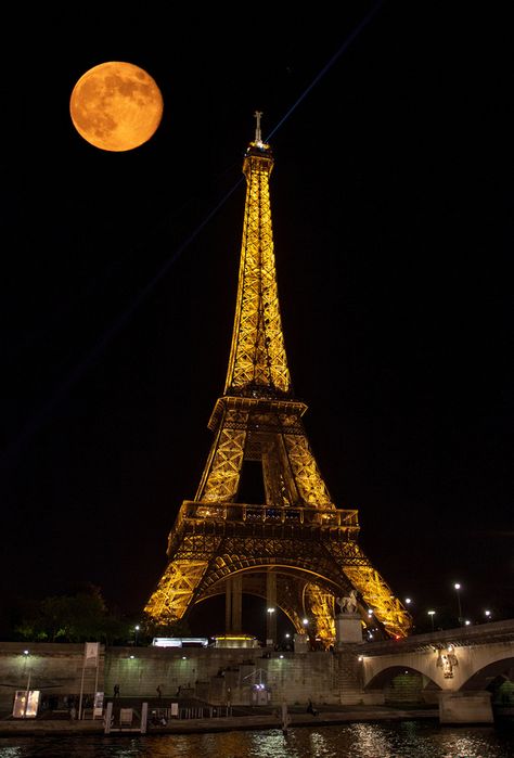 Full Moon in Paris Torre Eiffel Paris, Night In Paris, Paris Tour Eiffel, Paris Wallpaper, Beautiful Paris, Paris Tours, I Love Paris, Paris Love, Beautiful Moon