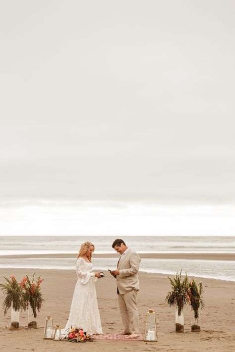 Neskowin, Oregon Micro wedding — Shannon Weiss Photo Small Beach Ceremony, Micro Beach Wedding, Beach Micro Wedding, Beach Elopement Ceremony, Neskowin Oregon, Oregon Beach Wedding, Oregon Beaches, Dream Rings, Cancun Wedding