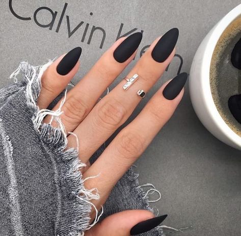 Discovered by 𝒫𝒶𝓊𝓁𝒾𝓃𝒶 🎀. Find images and videos about nails and manicure on We Heart It - the app to get lost in what you love. Black Almond Nails, Matte Black Nails, Black Acrylic Nails, Almond Nails Designs, Black Nail Designs, Almond Acrylic Nails, Black Nail, Oval Nails, Pretty Acrylic Nails