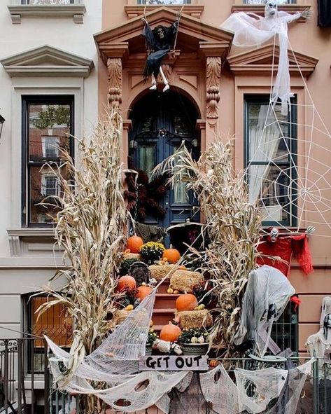 Brownstone Halloween, Halloween Door Decoration Ideas, Halloween Door Decoration, Door Decoration Ideas, New York Brownstone, Modern Halloween Decor, Gate Wall Design, Halloween Decor Ideas, Traditional Holiday Decor