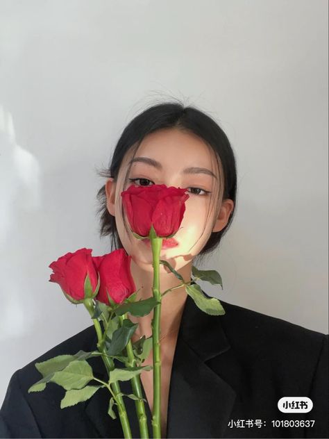 Soojin Birthday, Flower Selfie Aesthetic, Photoshoot Flowers Studio, Selfie With Flowers, Flower Selfie, Vogue Poses, Creative Photography Poses, Home Photo Shoots, Artsy Photography