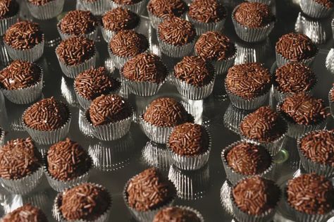 Brazilian Chocolate Fudge Truffles (Brigadeiros) Recipe Cookie Exchange Recipes Easy, Chocolate Fudge Recipes Easy, Brazilian Chocolate, Covered Chocolate, Cookie Exchange Recipes, Fudge Recipes Chocolate, America Food, American Desserts, Fudge Recipes Easy