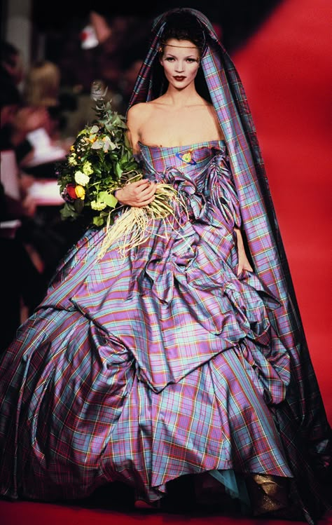 WESTWOOD HERITAGE – TARTAN - Vivienne Westwood Mode Style Anglais, Vivienne Westwood Punk, Vivienne Westwood Fashion, English Fashion, Runway Fashion Couture, Couture Mode, Tartan Dress, Kate Moss, Mode Vintage