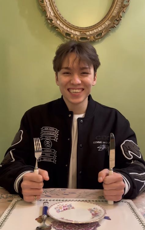 Vernon Bf Material, Vernon Boyfriend Material Aesthetic, Funny Vernon Pics, Vernon Eating, Seventeen Vernon Meme, Dr Friends, Vernon Svt, Chwe Hansol, Choi Hansol