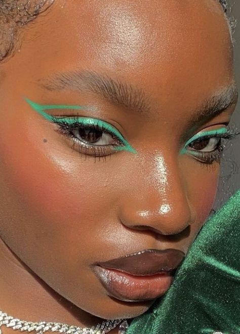 Cat Makeup Look, Graphic Liners, Wing Liner, Maquillage Yeux Cut Crease, Artsy Makeup, Funky Makeup, Green Eyeliner, Makeup For Black Skin, Brown Skin Makeup