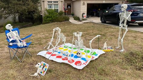 This Skeleton House in San Antonio Gets a New Scene Every Day Skeletons In Yard, Funny Skeleton Poses, Skeleton Displays, Mansion Yard, Skeleton Scenes, Halloween Yard Ideas, Skeleton Display, Skeleton Friends, Skeleton Poses