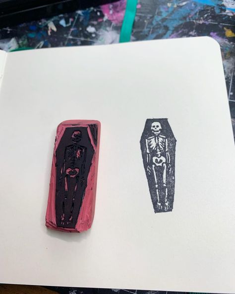 Small Printmaking Ideas, Homemade Stamps How To Make, Horror Linocut, Eraser Stamp Carving, Rubber Stamp Design Ideas, Lino Stamp Ideas, Eraser Printmaking, Eraser Linocut, Print Making Ideas