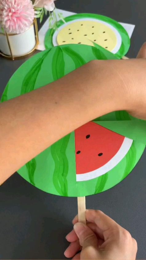 Let's make a watermelon fan that children like and can rotate! em 2022 | Aulas de arte para crianças, Artesanato educacional, Atividades de arte para crianças Watermelon Fan, Preschool Arts And Crafts, Preschool Art Activities, Hand Crafts For Kids, Handmade Paper Crafts, Paper Craft Diy Projects, Diy Paper Crafts Decoration, Diy Crafts For Kids Easy, Art Activities For Kids