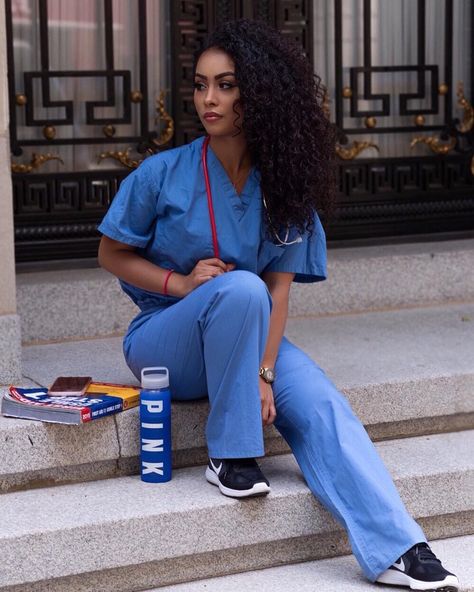 Medicine Inspiration, Nurse Looks, Cna Aesthetic, Grad Photo Poses, Nursing Inspiration, Graduation Nursing, Nurse Outfit Scrubs, Female Doctors, Tech Outfit