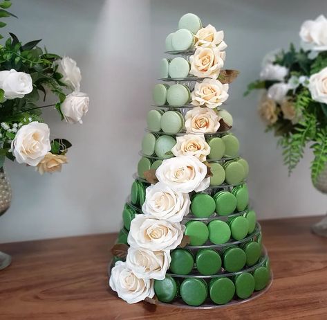 Celebrando o amor com uma torre de macarons verdes, símbolo de delicadeza e elegância. O verde representa a renovação, a esperança e o frescor de um novo começo, exatamente como este lindo capítulo que meus queridos clientes estão iniciando juntos. Cada macaron, com sua suavidade e sabor irresistível, reflete a doçura e a complexidade do amor de vocês. Assim como os macarons são delicadamente confeccionados com precisão e cuidado, um relacionamento é construído com paciência, carinho e ... June 1, Macarons, On Instagram