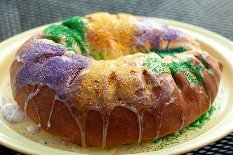 Mardi Gras King Cake King Cake Tradition, Gluten Free King Cake, Mardi Gras Desserts, Kings Cake, King Cake Recipe, Mardi Gras King Cake, Mardi Gras Food, Traditional Cakes, King Cake