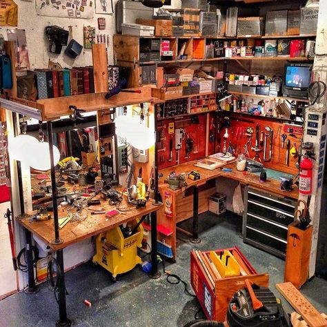 Casey Neistat Office, Garage Workspace, Diy Kids Room, Apartemen Studio, Atelier Studio, Casey Neistat, Workspace Desk, Art Studio Organization, Home Bar Accessories