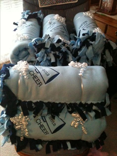 Senior Cheer Blankets Varsity Cheer Gift Ideas, Cheer Team Dinner Ideas, Cheer Gifts For Seniors, Senior Night Gift Ideas Cheer, Bulk Cheer Gifts, Senior Gifts Cheer, Cheer Gift Ideas For Team, Cheerleader Senior Night Gifts, Senior Night Cheerleading