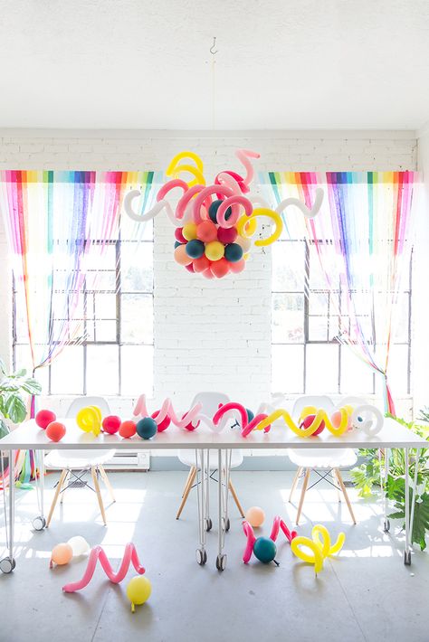 Such a fun party idea - balloon chandelier @thehousethatlarsbuilt http://asubtlerevelry.com/festive-friday-5-fun-things-5 Party Chandelier, Diy Ballon, Bobo Balloon, Diy Hot Air Balloons, Ice Cream Party Theme, Cat Themed Parties, Balloon Chandelier, Paper Balloon, Hot Air Balloon Decorations